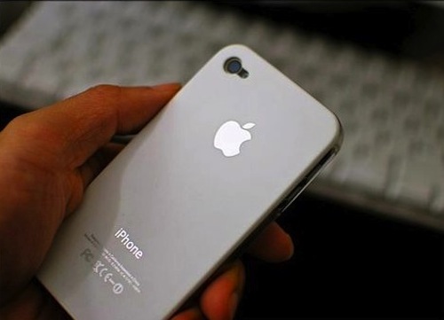 Perché aspettare per un iPhone 4 bianco quando basta una semplice custodia?
