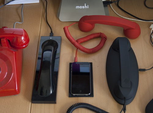 500x__moshi_moshi_retro_handsets_make_your_cellphone_feel_like_a_desk_phone