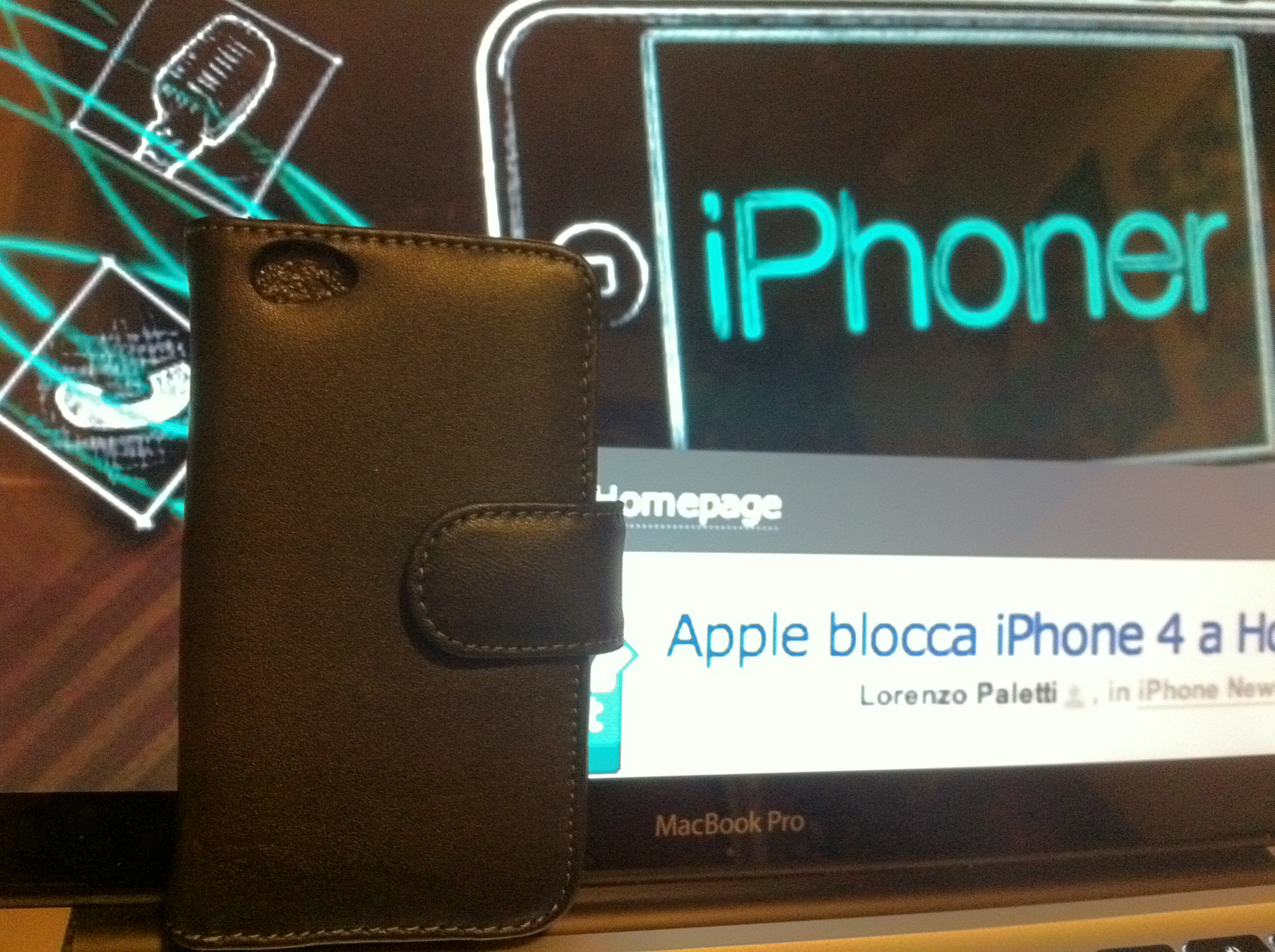 Leather Case for iPhone 4: un'elegante custodia in pelle da USBFever