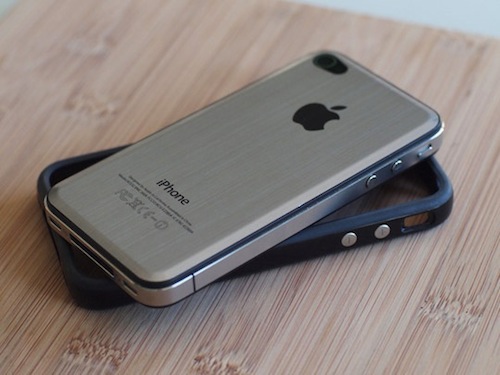 Basta graffi con il retro metallico per iPhone 4