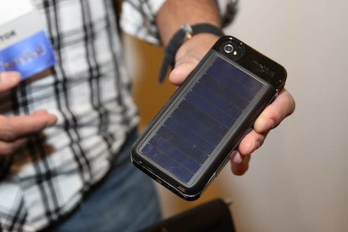 Case solare per iPhone 4 da Eton 