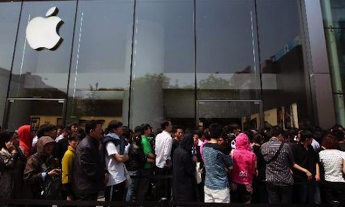 White-iPhone-4-crowd-outside-Apple-Store-in-Beijing