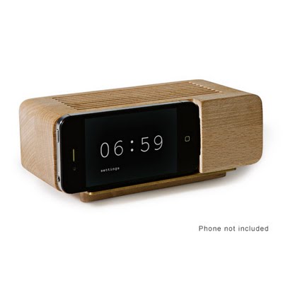 Una sveglia di legno e iPhone 