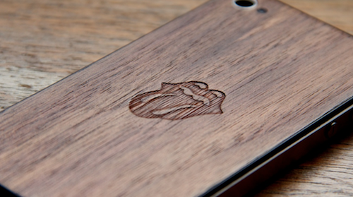 Un retro di legno inciso per iPhone 4 