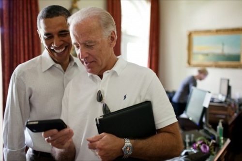 iPhindit: Obama e il VP Joe Biden si divertono con un iPhone 4