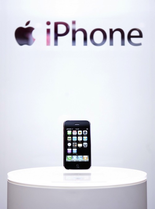 154632-the-new-apple-iphone-3g-is-displayed-in-toronto-11-07-2008