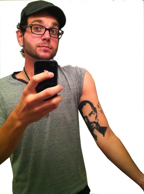 Ex dipendente Apple diventa rockstar e si tatua Steve Jobs sul braccio