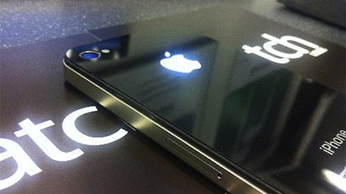 Un mod per illuminare la mela di iPhone 4 