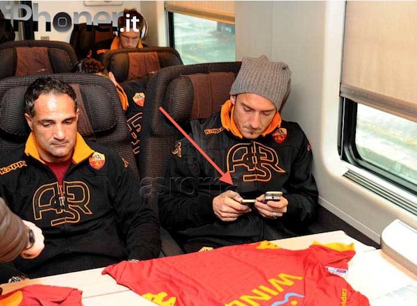 Totti e il suo iPhone 4S