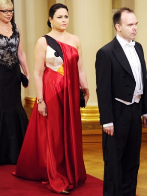 Angry Birds: la moglie del CEO con un'elegante vestito Angry Birds 
