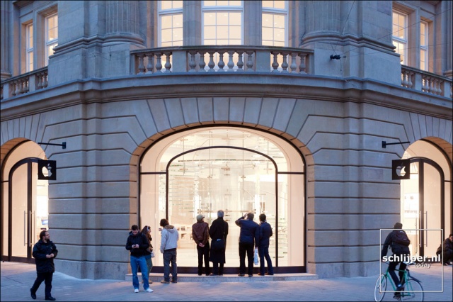 120301-06-apple-store-amsterdam