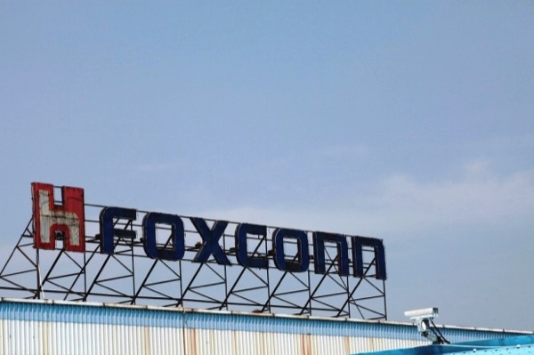 Foxconn: dipendenti minacciano di lanciarsi dal tetto 
