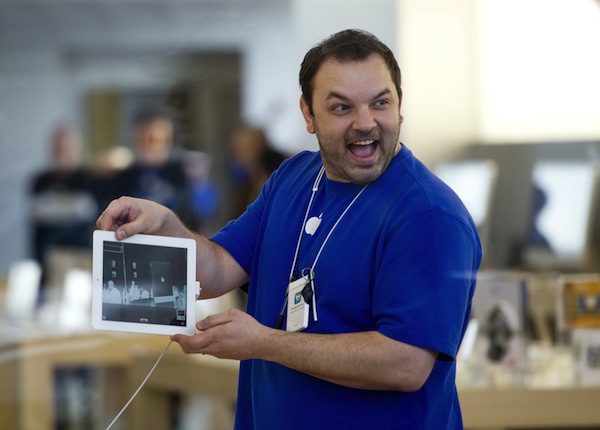 Apple employee shows iPad 2 in Chicago