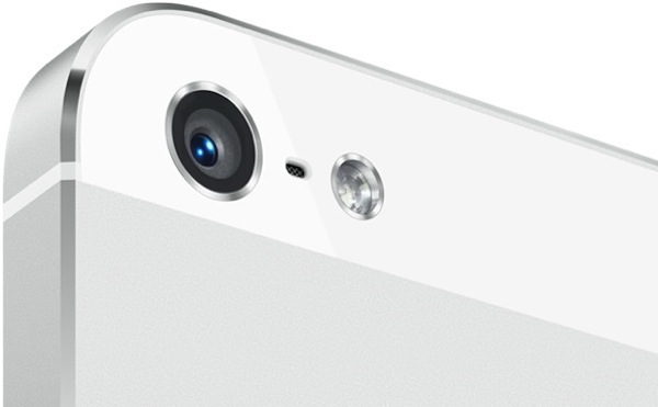 iPhone-5-white-camera-closeup-001
