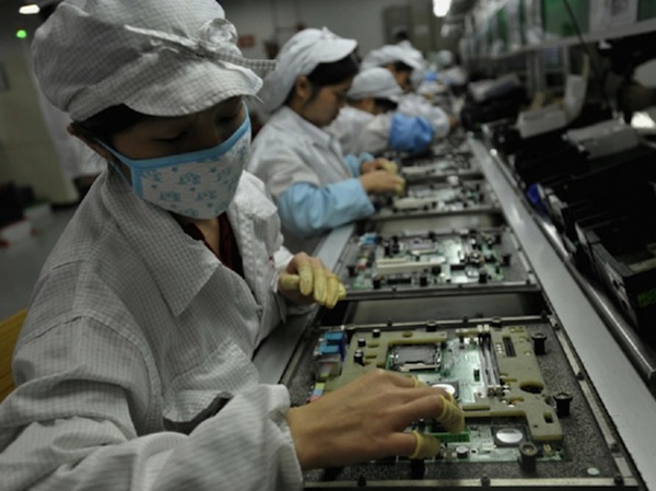 foxconn-working-645×483