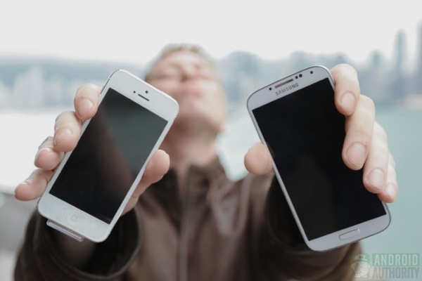 iPhone 5 vs Galaxy S4: primo drop test