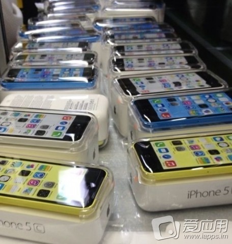 blue_white_yellow_iphone_5c_packaged-1