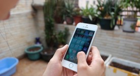 Foto che mostra un utente che usa un iPhone 5S