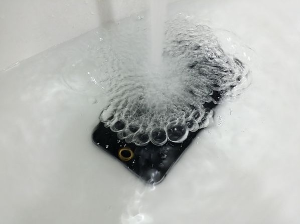 I nuovi iPhone resistono 1 ora in acqua